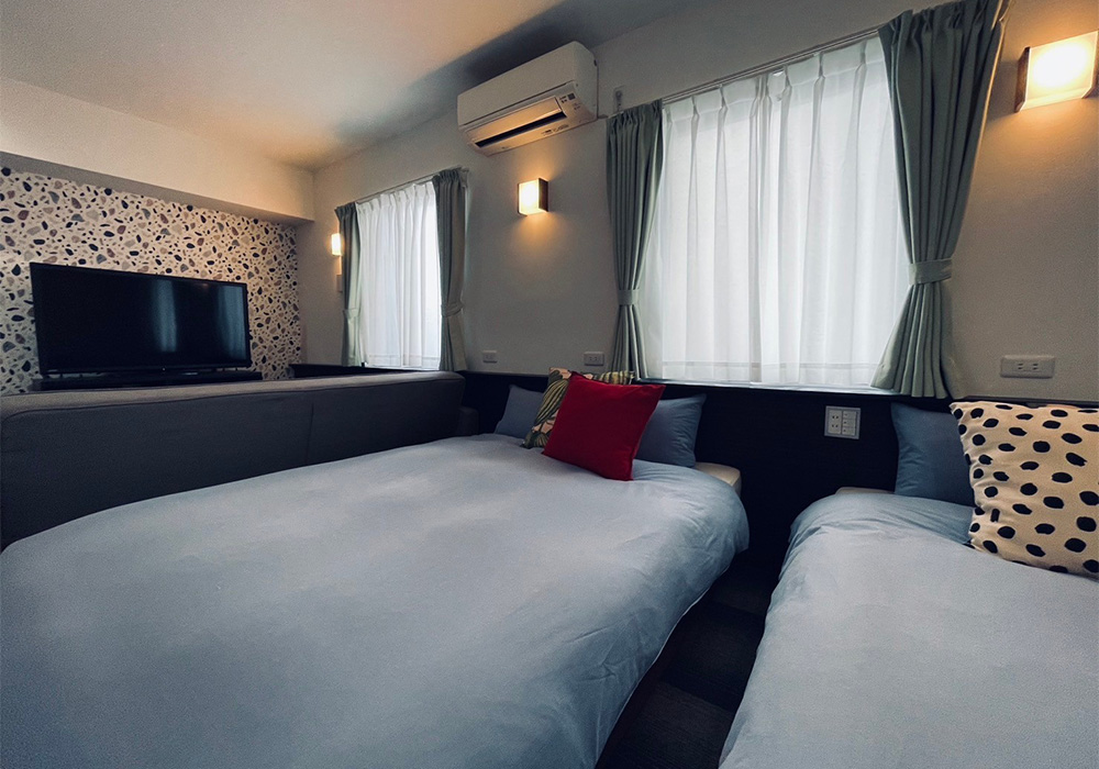 Room.903 Deluxe Polka-dots