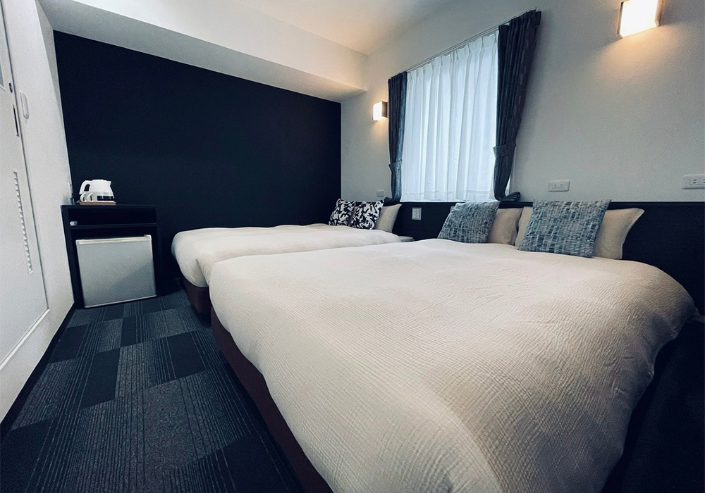 Room.904 Deluxe Ivory black